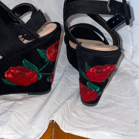 Rose wedge heels - Picture 2 of 14